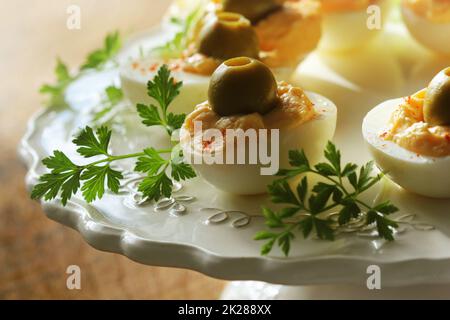 Oeufs farcis épicés garni d'olives vertes Banque D'Images