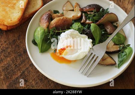 Œuf de Benoît avec épinards, champignons, bruschetta Banque D'Images