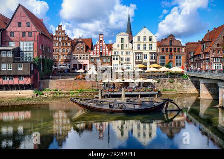 Allemagne, ville hanséatique - Lüneburg, Basse-Saxe, architecture médiévale gothique en brique, marché aux pierres et pont Brausebrücke Banque D'Images