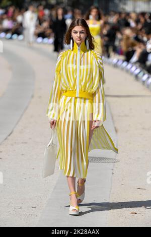 Milan, Italie. 22nd septembre 2022. Un mannequin marche sur la piste du défilé de mode d'Anteprima lors du salon de mode des collections Printemps été 2023 à la semaine de la mode de Milan à Milan sur 22 septembre 2022. (Photo de Jonas Gustavsson/Sipa USA) crédit: SIPA USA/Alay Live News Banque D'Images