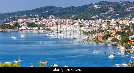 Île de Skiathos Grèce port port vue d'ensemble ville vue panoramique paysage Méditerranée Mer Egéé voyage Banque D'Images