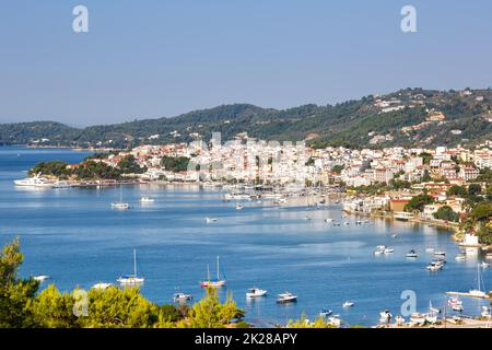 Île de Skiathos Grèce port ville aperçu paysage ville Méditerranée Mer Egéé voyage Banque D'Images