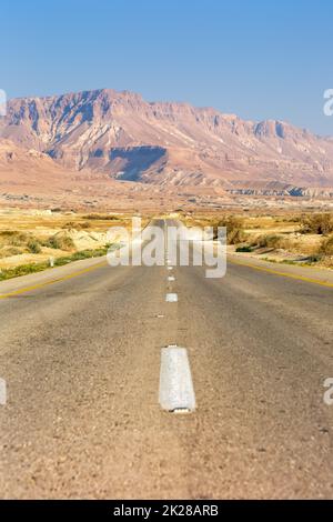 Conduite sur route sans fin désert vide paysage portrait format solitude distance infinie Banque D'Images