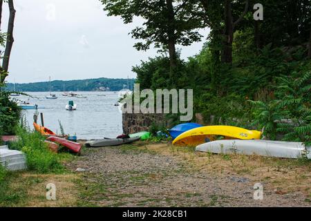 Une plage réservée aux résidents et un bateau de mise à l'eau bordé de kayaks et de canoës dans le col rocheux de Gloucester, Massachusetts. Banque D'Images