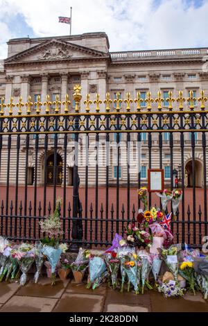 Londres, Royaume-Uni - 9 septembre 2022 : un avis aux portes du Palais de Buckingham à Londres, informant le public de la mort de la reine Elizabeth II Banque D'Images