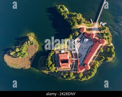 Château d'eau lituanien - vue aérienne de haut en bas du château de Trakai et du lac Galvė Banque D'Images