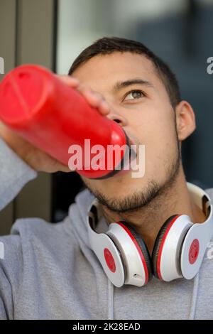 Eau potable jeune homme coureur à la recherche portrait format sport entraînement fitness Banque D'Images