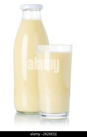 Boisson au jus de fruits smoothie de banane fraîche Milk shake Milk shake dans une bouteille et un verre isolés sur blanc Banque D'Images