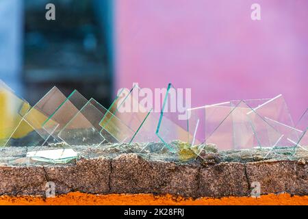 Mur dangereux avec des éclats de verre brisés Playa del Carmen Mexique. Banque D'Images