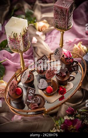 Mousse fantaisie dans des petits bols en chocolat Banque D'Images