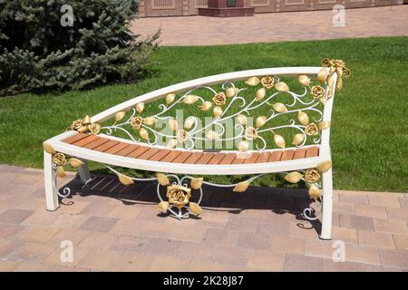 Banc de la rue avec de faux motifs. Produit du forgeron. L'art dans un faux marbre. Banque D'Images