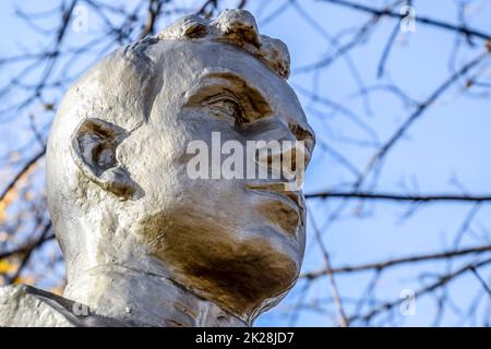 Le visage de l'homme de pierre. Buste de soldat en béton recouvert de pa Banque D'Images