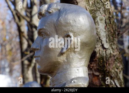 Le visage de l'homme de pierre. Buste de soldat en béton recouvert de pa Banque D'Images