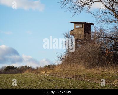 La tour de chasse se cache sur une colline du burgenland Banque D'Images