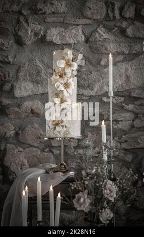 Gâteau de mariage blanc à trois niveaux Banque D'Images