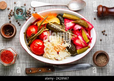 Légumes marinés et choucroute. Banque D'Images