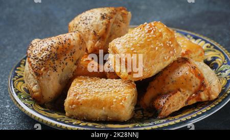 Burekas avec fromage et champignons, pomme de terre. Pâtisseries israéliennes salées. Banque D'Images