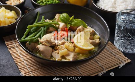 Poulet thaïlandais curry vert à la noix de coco Banque D'Images