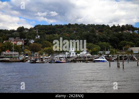 Les bateaux et les maisons sur le fleuve Hudson dans le village de Tarrytown Banque D'Images