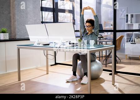 Femme d'affaires assise sur le Fitness ball Working Banque D'Images