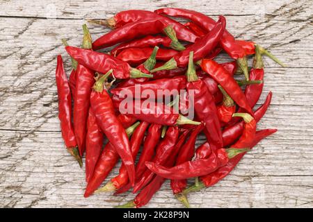 pile de piments rouges sur fond de bois grundy Banque D'Images