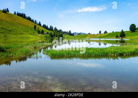 Lac des Confins et paysage de montagne à la Clusaz, France Banque D'Images