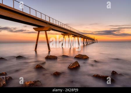 La jetée de Badalona en Espagne avant le lever du soleil Banque D'Images