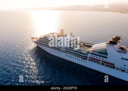 Croisière de luxe près de la côte, vue aérienne Banque D'Images