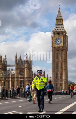 Londres, Royaume-Uni - 14 septembre 2022 : un policier traversant le pont de Westminster à Londres, le jour de la cérémonie de procession du Queens jusqu'au mensonge Banque D'Images