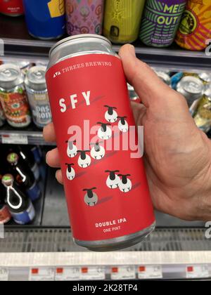 Threes Brewing “SFY” Double IPA bière dans une épicerie à New York lundi, 19 septembre 2022. (© Richard B. Levine) Banque D'Images