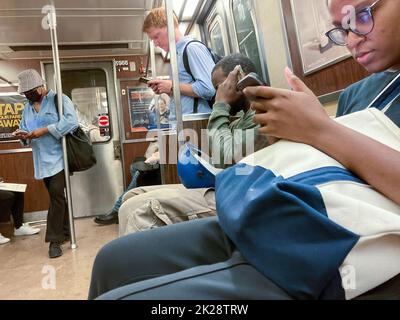 Masqué et sans masque sur le terminal de métro à New York mercredi, 7 septembre 2022. Gov. NYS Kathy Hochul a annoncé que le mandat de masque sur les métros, les autobus et le train de banlieue a été levé. (© Frances M. Roberts) Banque D'Images