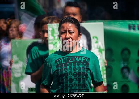 Des militants défilant dans la parade de l'indépendance mexicaine à New York dimanche, 18 septembre 2022 appelle à l'extradition de Tomas Zeron de Lucio, se cachant en Israël, qui serait lié à la mort de 43 étudiants mexicains à Ayotzinapa, Guerrero, Mexique. (© Richard B. Levine) Banque D'Images