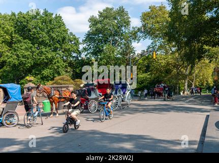 Calèches, scooters, coureurs et vélos sur la très animée 72nd rue transversale à Central Park à New York samedi, 17 septembre 2022. (© Richard B. Levine) Banque D'Images