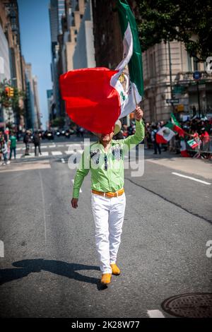 Les Mexico-Américains se rassemblent sur Madison Avenue à New York dimanche, 18 septembre 2022 pour la parade annuelle du jour de l'indépendance mexicaine. Les défilés qui ont lieu du printemps à l'automne à New York célèbrent la diversité culturelle de la ville. (© Richard B. Levine) Banque D'Images