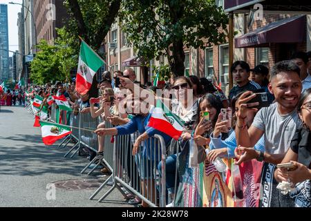 Les Mexico-Américains se rassemblent sur Madison Avenue à New York dimanche, 18 septembre 2022 pour la parade annuelle du jour de l'indépendance mexicaine. Les défilés qui ont lieu du printemps à l'automne à New York célèbrent la diversité culturelle de la ville. (© Richard B. Levine) Banque D'Images