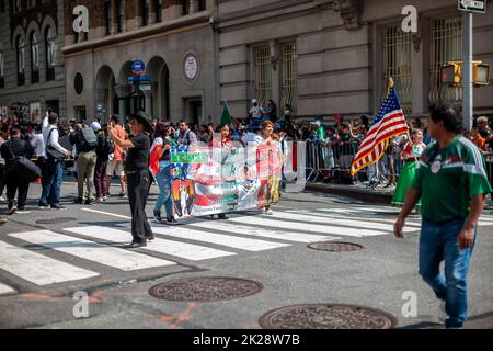 Les Mexico-Américains se rassemblent sur Madison Avenue à New York dimanche, 18 septembre 2022 pour la parade annuelle du jour de l'indépendance mexicaine. Les défilés qui ont lieu du printemps à l'automne à New York célèbrent la diversité culturelle de la ville. (© Richard B. Levine) Banque D'Images