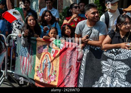 Les Mexico-Américains se rassemblent sur Madison Avenue à New York dimanche, 18 septembre 2022 pour la parade annuelle du jour de l'indépendance mexicaine. Les défilés qui ont lieu du printemps à l'automne à New York célèbrent la diversité culturelle de la ville. (© Richard B. Levine) Banque D'Images