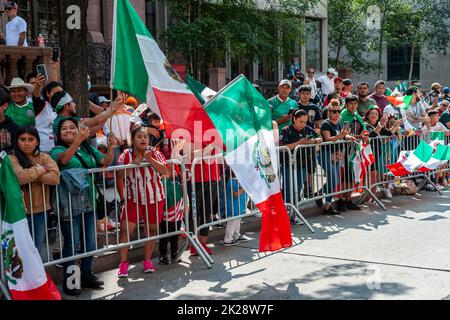 Les Mexico-Américains se rassemblent sur Madison Avenue à New York dimanche, 18 septembre 2022 pour la parade annuelle du jour de l'indépendance mexicaine. Les défilés qui ont lieu du printemps à l'automne à New York célèbrent la diversité culturelle de la ville. (© Richard B. Levine) Banque D'Images