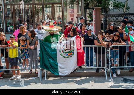 Les Mexico-Américains se rassemblent sur Madison Avenue à New York dimanche, 18 septembre 2022 pour la parade annuelle du jour de l'indépendance mexicaine. Les défilés qui ont lieu du printemps à l'automne à New York célèbrent la diversité culturelle de la ville. (© Richard B. Levine) Banque D'Images