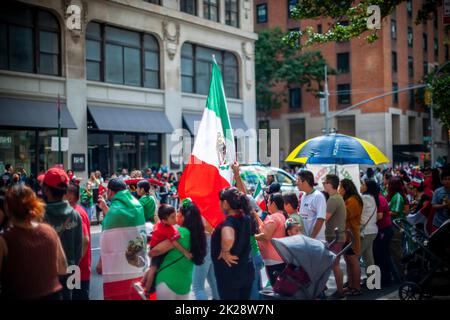 Les Mexico-Américains se rassemblent sur Madison Avenue à New York dimanche, 18 septembre 2022 pour la parade annuelle du jour de l'indépendance mexicaine. Les défilés qui ont lieu du printemps à l'automne à New York célèbrent la diversité culturelle de la ville. (© Richard B. Levine) Banque D'Images