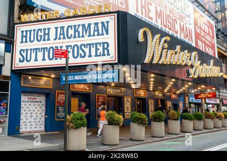 Le chapiteau du Winter Garden Theatre de New York est décoré en faisant la promotion des stars Hugh Jackman et Sutton Foster dans la production de Meredith WillsonÕs The Music Man musical musical le mercredi, 14 septembre 2022. Les producteurs ont annoncé que le salon se terminera sur 1 janvier 2023. (© Richard B. Levine) Banque D'Images