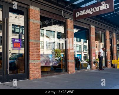 Le magasin Patagonia dans le quartier de Meatpacking à New York jeudi, 15 septembre 2022. Le fondateur de l'entreprise, Yvon Chouinard, fait don de l'entreprise à une fiducie pour s'assurer que les bénéfices vont aller dans la lutte contre la crise climatique. (© Richard B. Levine) Banque D'Images