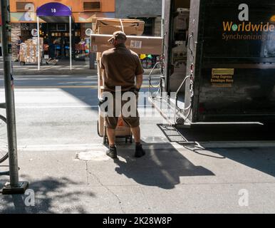 UPS travailleur avec son chariot chargé de paquets à Chelsea à New York mercredi, 21 septembre 2022. (© Richard B. Levine) Banque D'Images