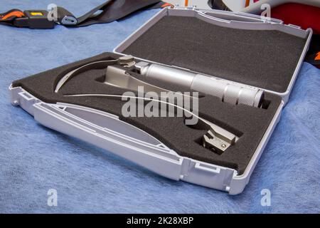 Laryngoscope pour intubation sur un tissu médical bleu Banque D'Images