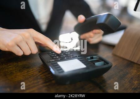 Numérotation manuelle Numéro de téléphone pour passer un appel téléphonique Banque D'Images