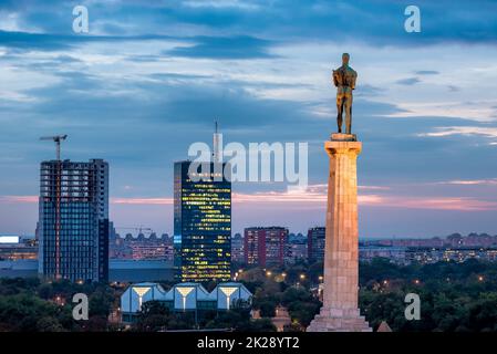 Horizon de la Nouvelle Belgrade (Novi Beograd) vu de nuit depuis la forteresse de Kalemegdan Banque D'Images