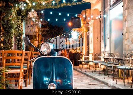 Scooter vintage garée dans la rue étroite de la vieille tonne de Limassol. Chypre Banque D'Images