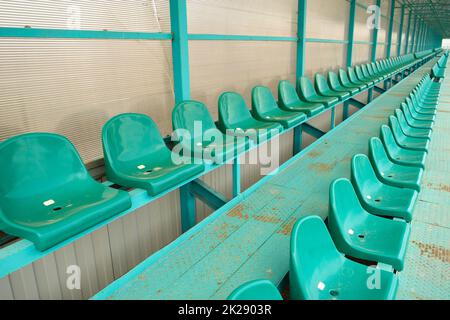 Des rangées de sièges dans un stade vide. Sièges dans le stade vert Banque D'Images