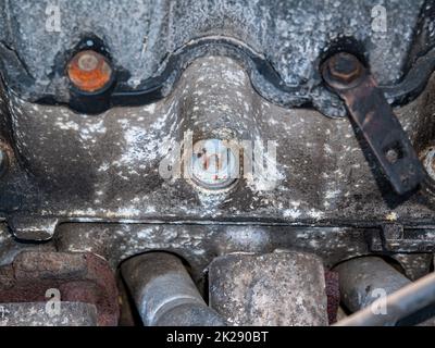 Ancienne vis de fixation de moteur de voiture en métal rouillé. Banque D'Images