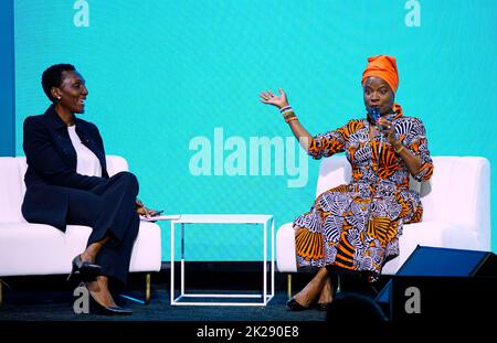 09/19/2022 New York, New York Moky Makura, Angélique Kidjo parle sur scène lors de la Conférence sur l'Afrique imparable, qui s'est tenue lundi au 42nd rue Cipriani à New York, 19 septembre 2022. Photo de Jennifer Graylock-Graylock.com 917-519-7666 Banque D'Images